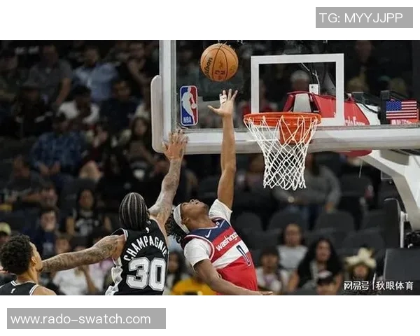 声东击西！文班亚马不看人妙传 助攻巴恩斯轻松扣篮