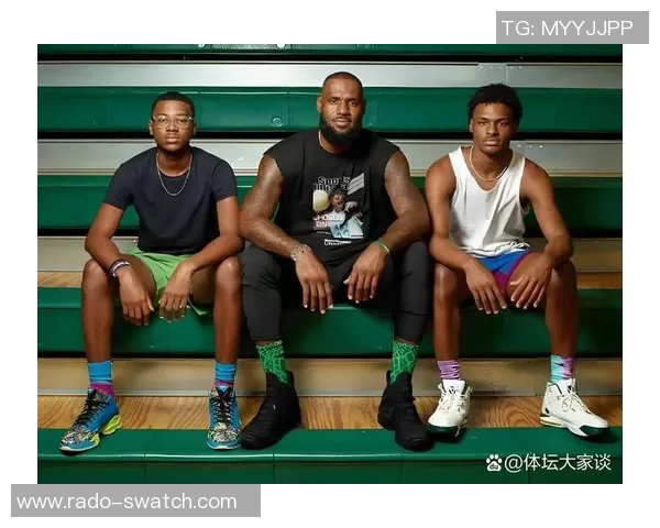 老父亲的骄傲！詹姆斯晒出多张自己身穿小儿子布莱斯球衣观赛照